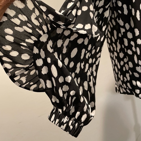 Chico’s Ruffle Dot Print Top Size 4 Black White Abstract Dalmatian Dots Career - Picture 4 of 9
